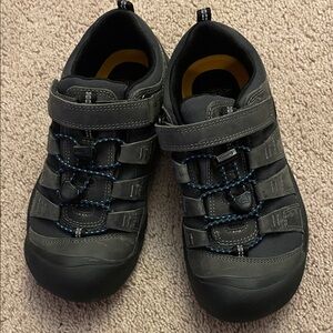 NWOT Keen boys big kids 3 shoes